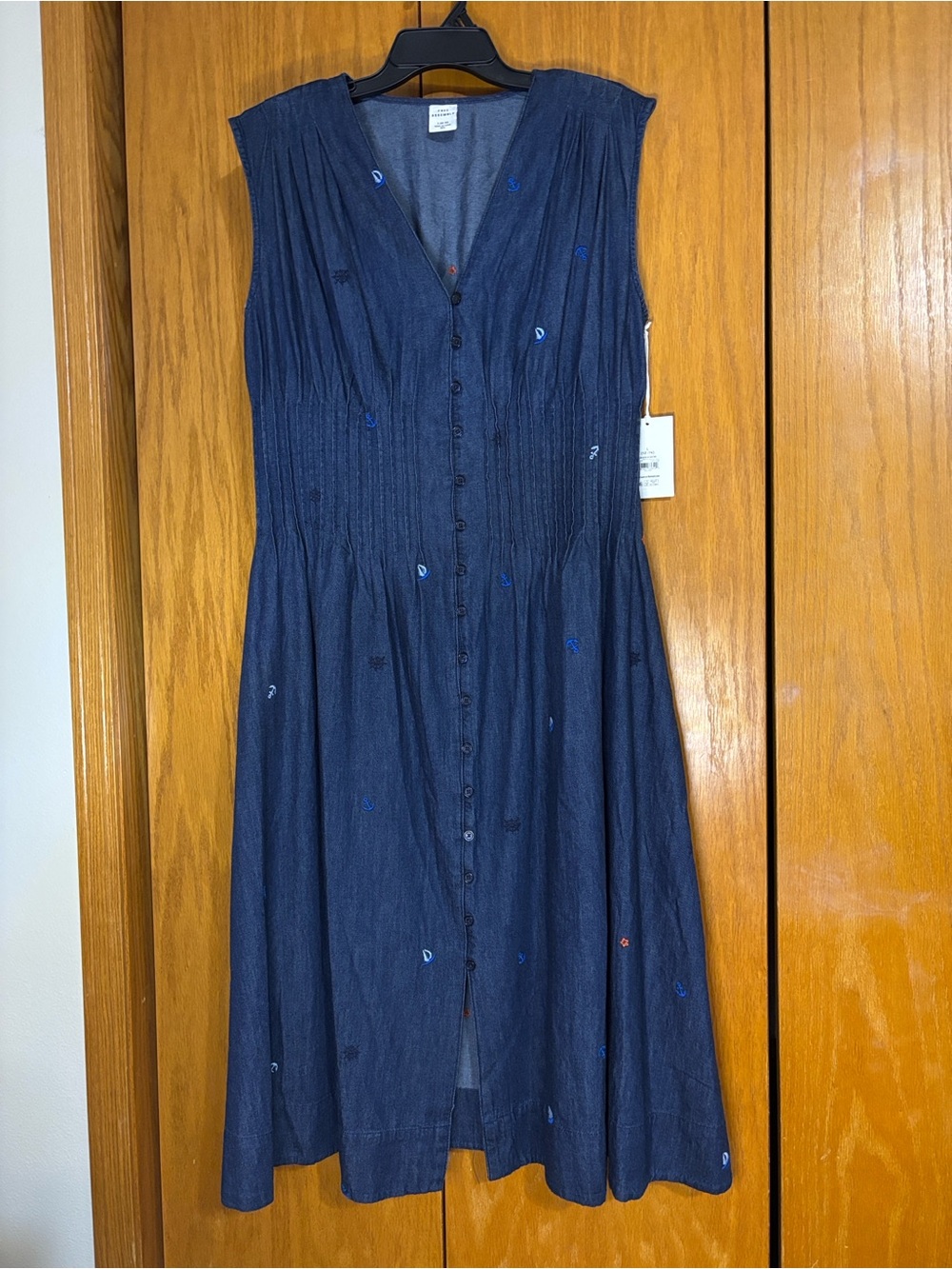 Free assembly midi dress embroidery Sleeveless Navy Midi Dress with Button Front